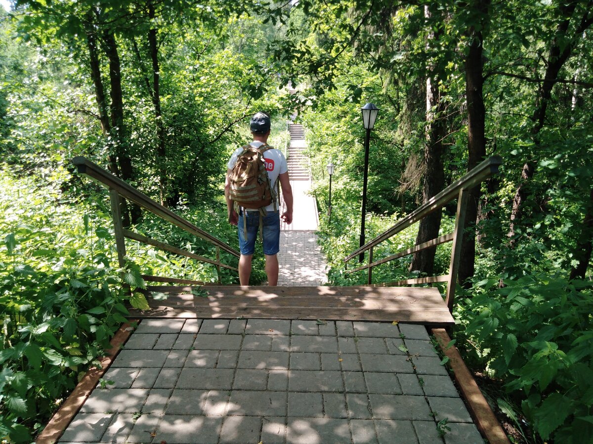 Живописная тропинка, ведущая в усадьбу Абрамцево