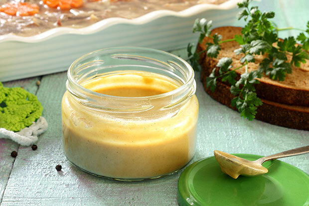 Если вы думаете, что приготовить настоящую, ядреную горчицу из готового порошка – это сложно, то вы глубоко ошибаетесь. На самом деле, все очень просто, стоит только захотеть и уделить несколько минут времени, и самый популярный острый соус готов. Хоть и вариантов много, но классический рецепт горчицы состоит в основном из трех основных компонентов – это горчичный порошок, сахар и масло.