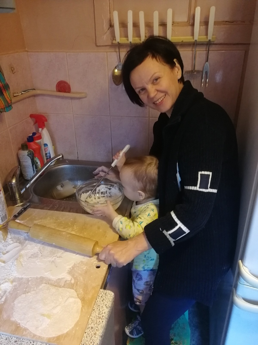 Тася занимается готовкой с бабушкой
