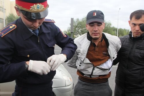Опер, вон тот, что в гражданке справа. Источник фото: яндекс картинки