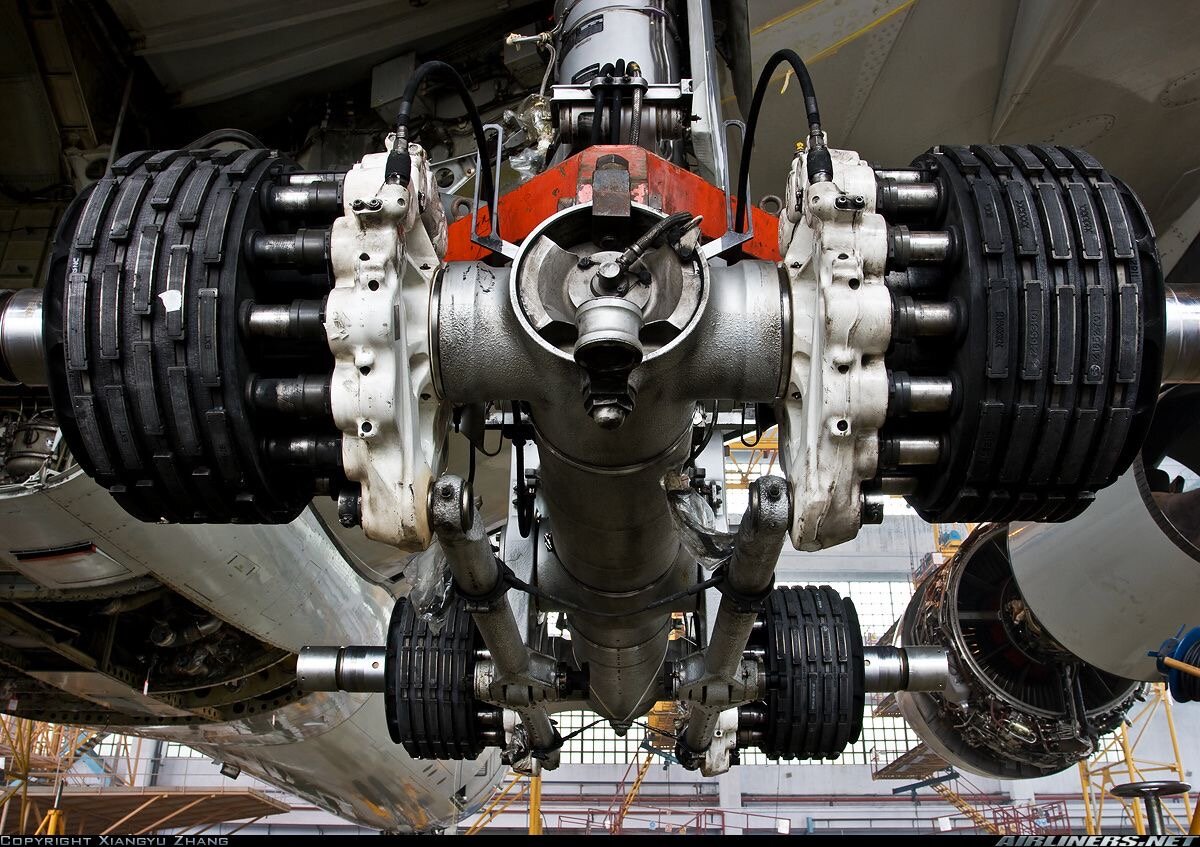 Многодисковые тормоза самолёта. Фото by Xiangyu Zhang from Airliners.net