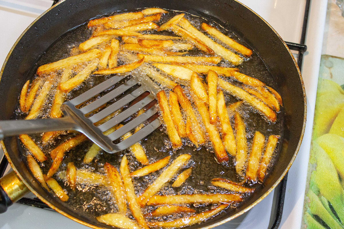 Как пожарить воду на сковороде. Жареный картофель. Жареная картошка соломкой на сковороде. Картофель жареный на сковороде.