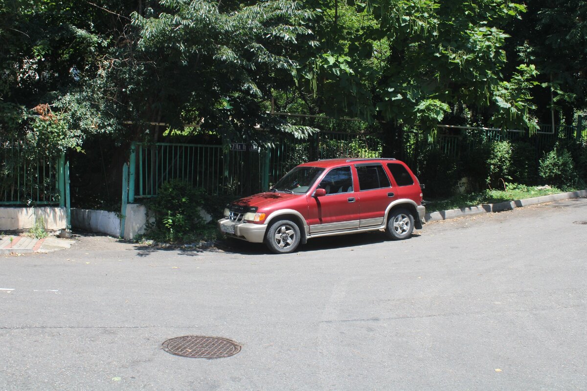 Внутри салона автомобиля летом на стоянке стекло закрывают изолоном от  солнечных лучей. Еще какая есть защита от солнца? | Авторемонт и техника |  Дзен