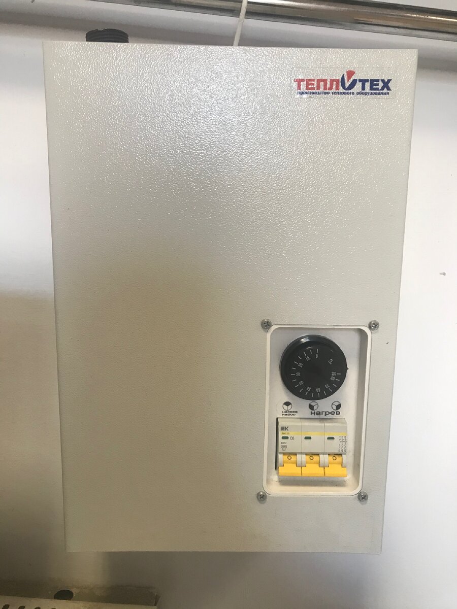 Электрический котёл

Если вариант с газовым котлом не подходит, можно обратить внимание на электрический котёл. У него простой и надёжный принцип работы.

Котёл работает на электричестве, которое передаёт энергию нагревательному элементу, поэтому важно, чтобы к котлу была подведена мощная проводка.

Электричество как топливо — самый безопасный вариант. Если случится поломка, система автоматически выключится. Это может обезопасить дом от возгорания и других неприятностей. 

Такой котёл удобный и безопасный, бесшумный, его смело можно устанавливать в доме.

Цена электрических котлов без всяких дополнений невысокая. Единственный недостаток — высокая стоимость электричества.