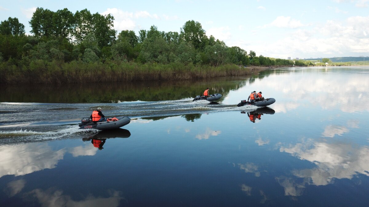 Слева лодка 280 см и мотор 5 л.с. - легкий и мобильный комплект