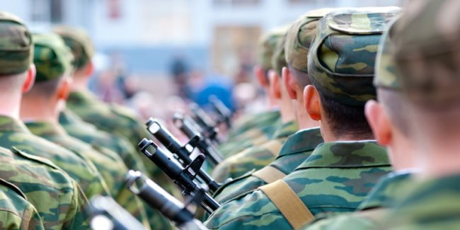  Мощная и боеспособная армия – залог значительного веса страны на международной арене. Тем более, что в связи с известными событиями в Сирии и на Украине все чаще военной мощи разных стран уделяется самое пристальное внимание. Многие задаются вопросом: «Кто победит в мировой войне?».

Сегодня мы представляем ежегодно обновляемый, официальный рейтинг армий мира, список в который вошли самые сильные армии мира в 2017 году.

При составлении рейтинга под сравнение попадают:
- численность армий мира (регулярная численность войск, резервисты)
- вооружение (самолеты, вертолеты, танки, флот, артиллерия, прочая техника)
- военный бюджет, оснащенность ресурсами, географическое положение, логистика.

Ядерный потенциал экспертами не учитывается, однако признанные ядерные державы получают преимущество в ранжировании.

Кстати, самая слабая армия мира в 2017 году у Сан-Марино – всего 80 человек.