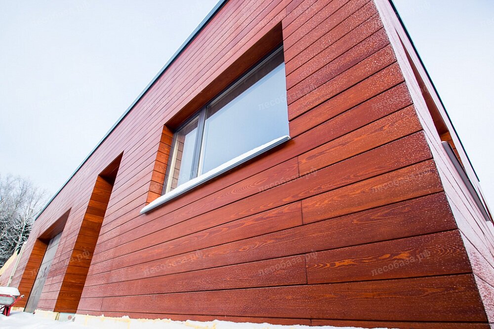 Планкен на фасаде дома