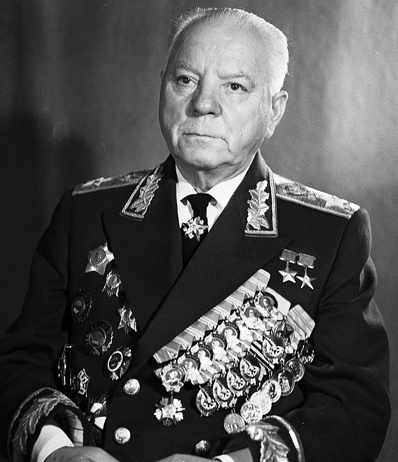 Достаточно противоречивая личность. Многие историки утверждают, что Климент совершенно не умел руководить войсками, за что его вывели из состава Государственного комитета обороны в 1944 году. Другие удивлялись невероятной храбрости. Ворошилов мог объяснить солдатам о необходимости штыковой атаки и наравне с ними ринуться в бой.