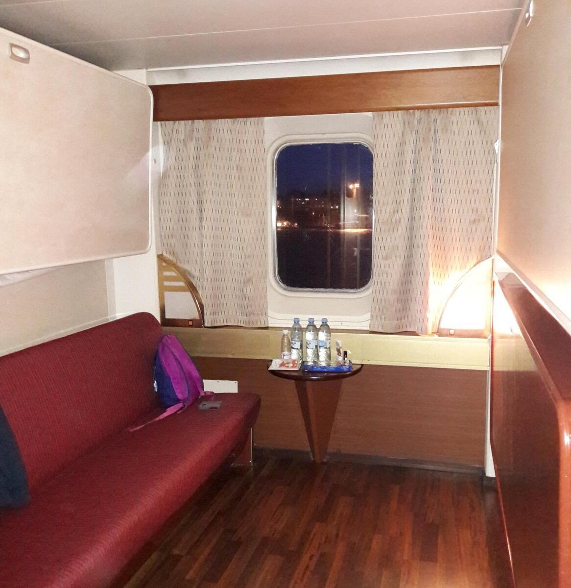 прогулка на яхте. коллаж в виде корабля. мужчина и женщина путешествие. паром мечты. романтика на яхте.