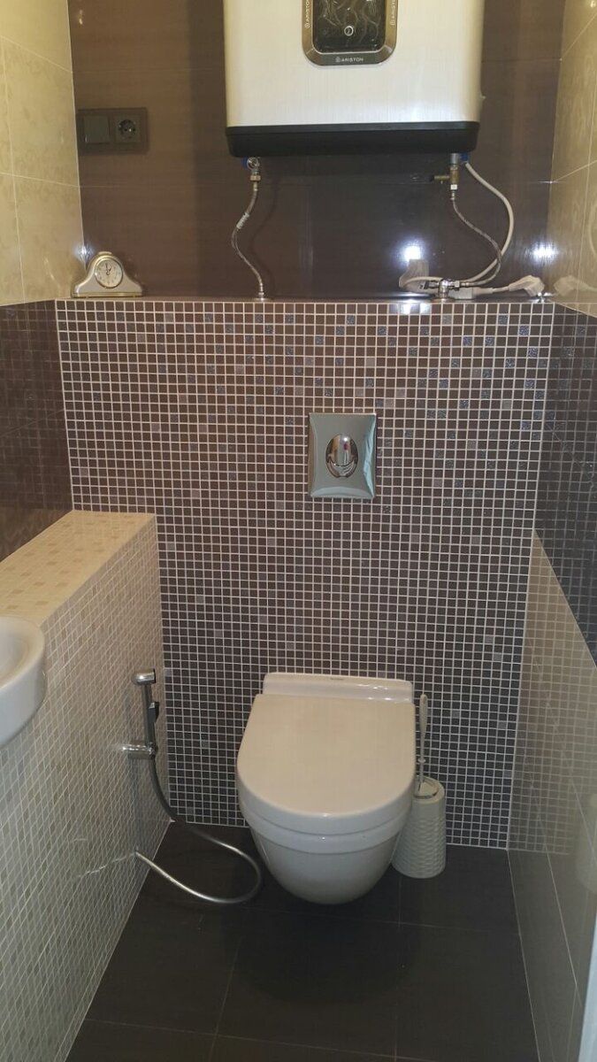 Это туалет ) Все внешние углы из мозайки размером 2х2 см - запилены на "ус", на 45 градусов. 