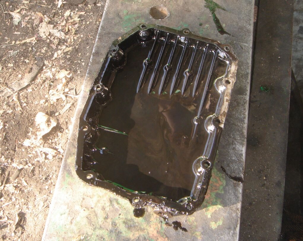 Сам процесс замены я не снял, но вот что было на крышке поддона двигателя. Мутная жижа,  и это уже спустя 20 километров на новом масле. 