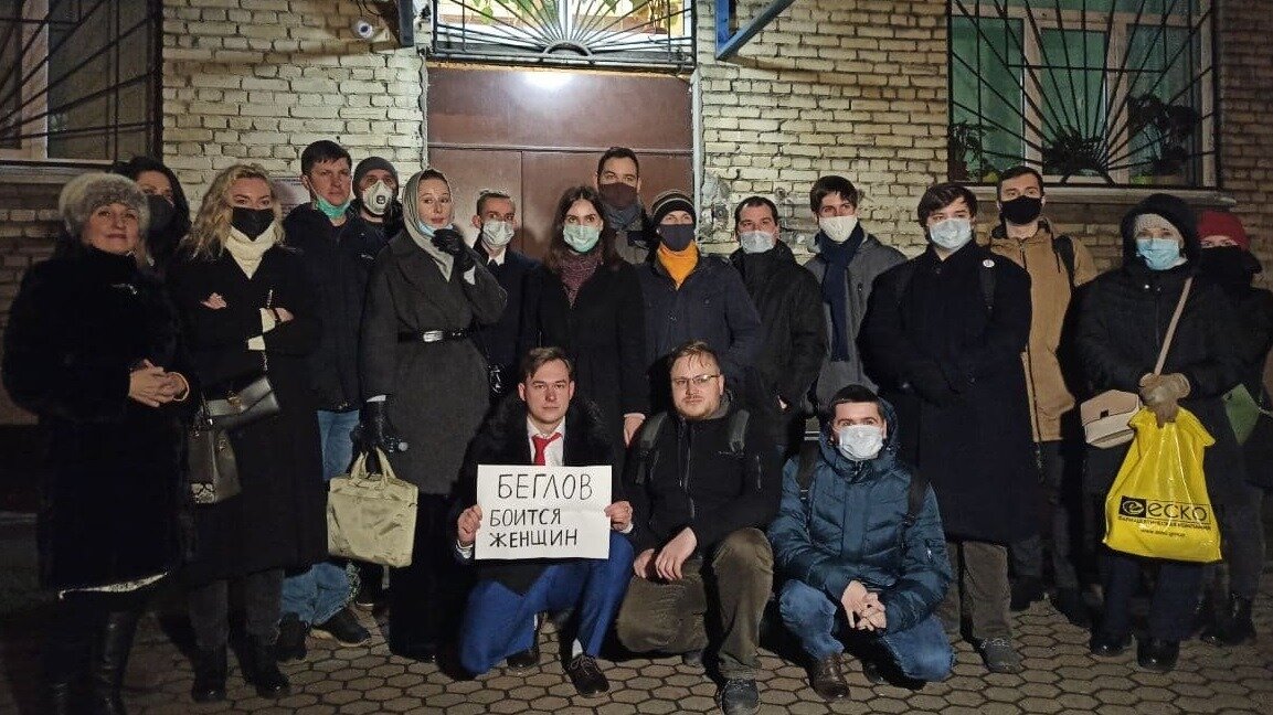 Жители, пришедшие поддержать депутата Веру Морозову, которую по требованию Беглова лишили мандата