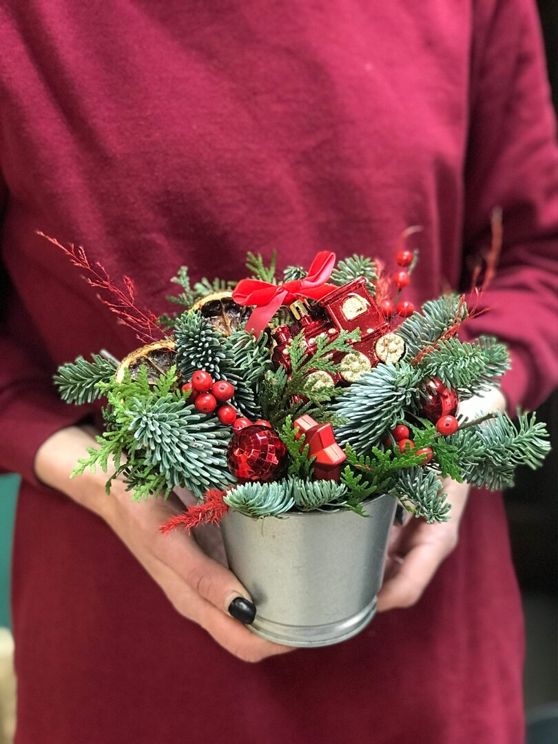 Фото: композиция в металлическом ведерке. 