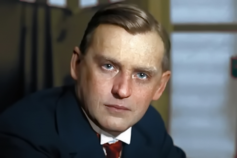 Александр Алехин (1892 г., г. Москва - 1946 г., г. Эшторил, Португалия) - русский шахматист, выступавший за Российскую империю, СССР и Францию, четвёртый чемпион мира по шахматам.  Взято из интернет-ресурса.