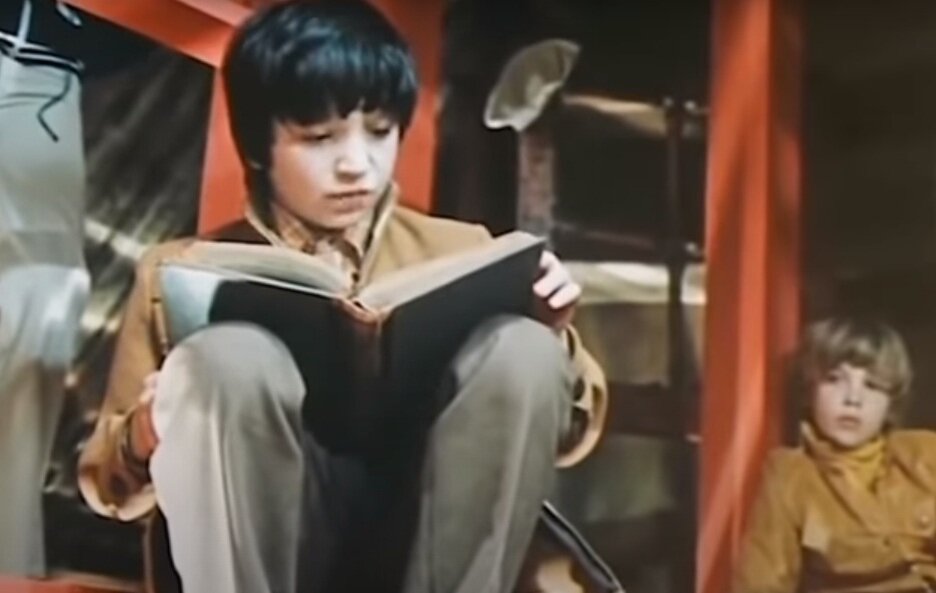 Кадр из фильма "Приключения электроника" . 