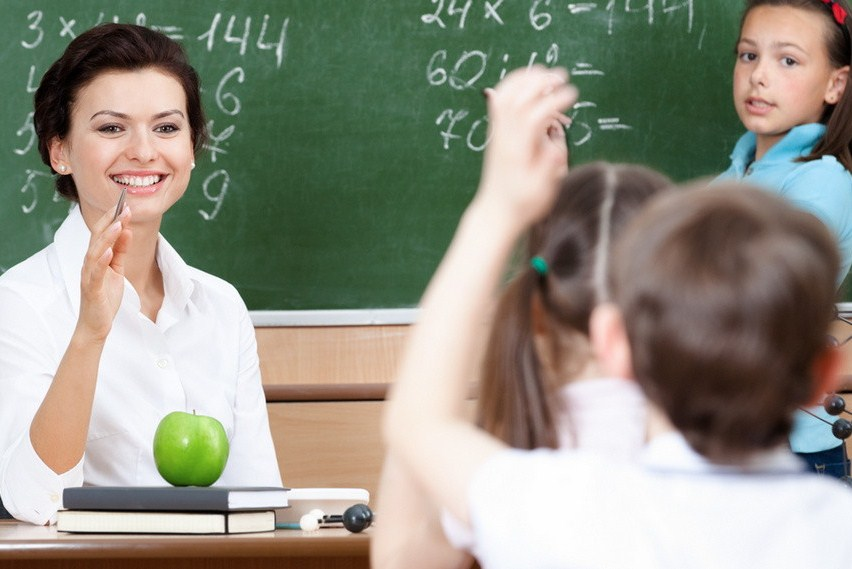 Педагог наставник фото. Учитель начальной школы. Зарплата учителя. Учителя получают меньше чем. Учителя получают меньше чем.