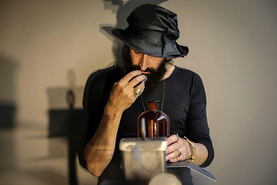 На фото парфюмер Giuseppe Imprezzabile  - фото заимствовано с официального сайта дома https://www.meofusciuni.com/                  