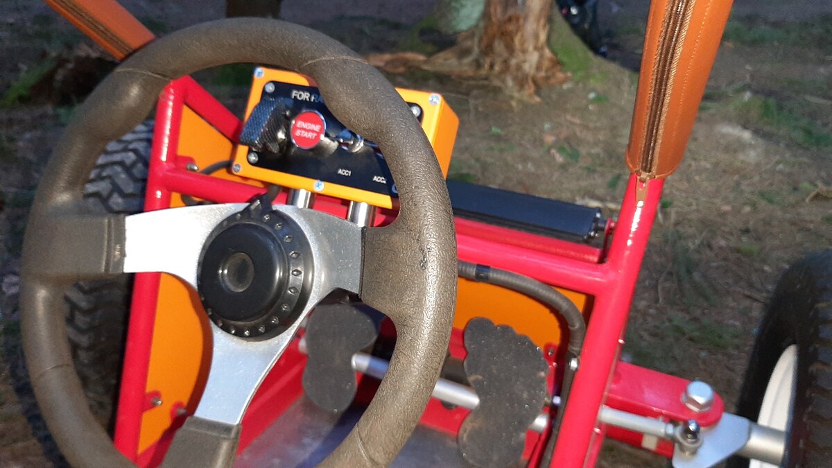 Приборная панель багги для ребенка. Тумблер глушить двигатель, кнопка старт двигателя и два тумблера включение светодиодной балки и задних фар.