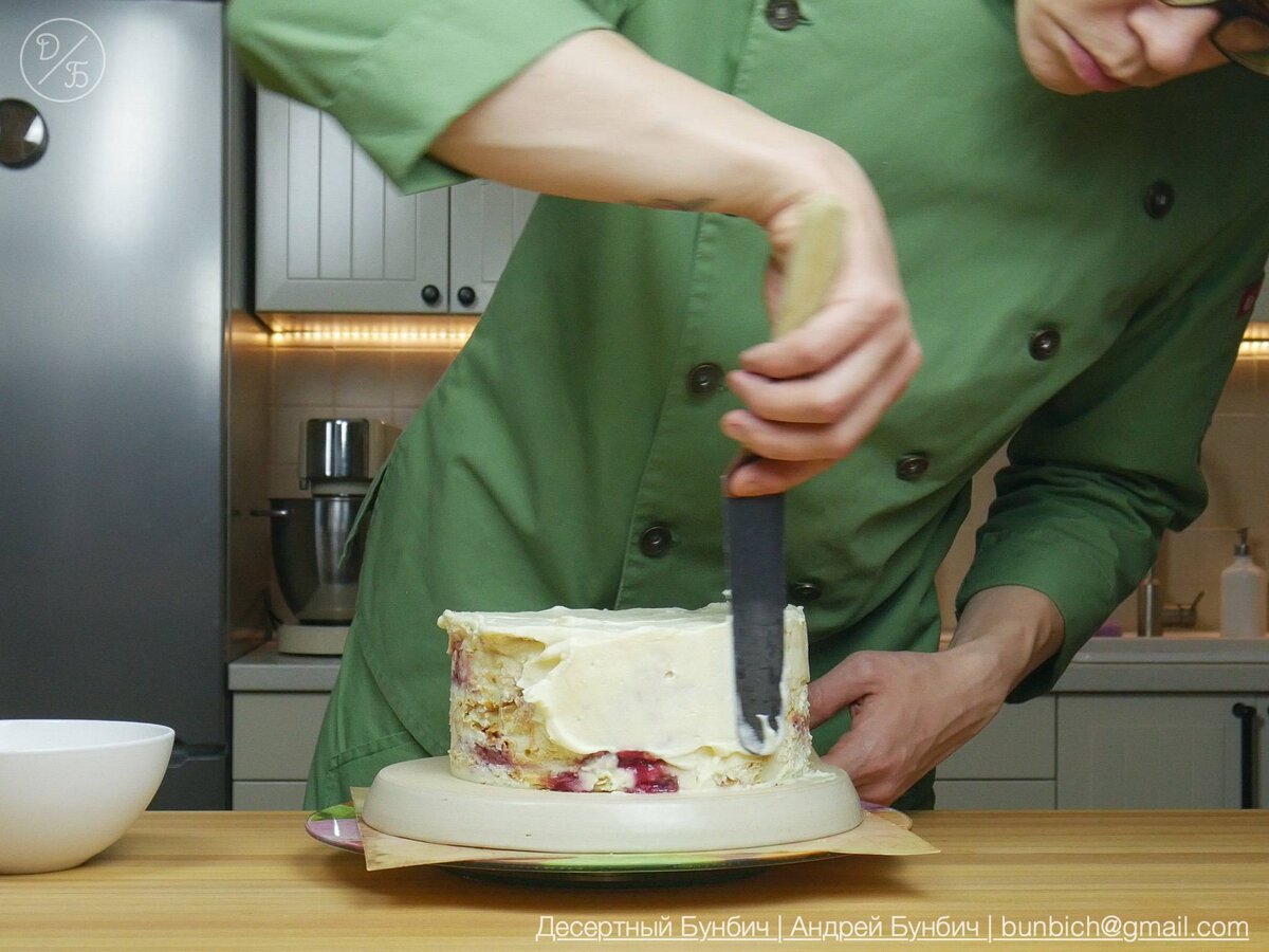 Кондитер 12 выпуск. Кондитеры готовят торт Наполеон. Мужчина готовит торт. Как завязать который готовит торты. Блоггер русский мужчина готовит торты.