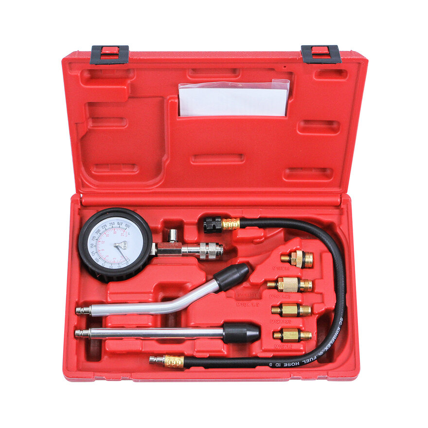 Компрессометр Licota ATP-2075 — набор из 8-ми предметов. Механический манометр работает без элементов питания, а двойная шкала позволяет измерить давление в кг/см2 и psi, то есть комфортно работать с двигателями от разных производителей и с разными стандартами измерений 