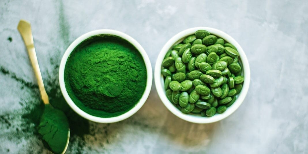 Спирулина выпускается в виде порошка из водоросли и прессованных таблеток 