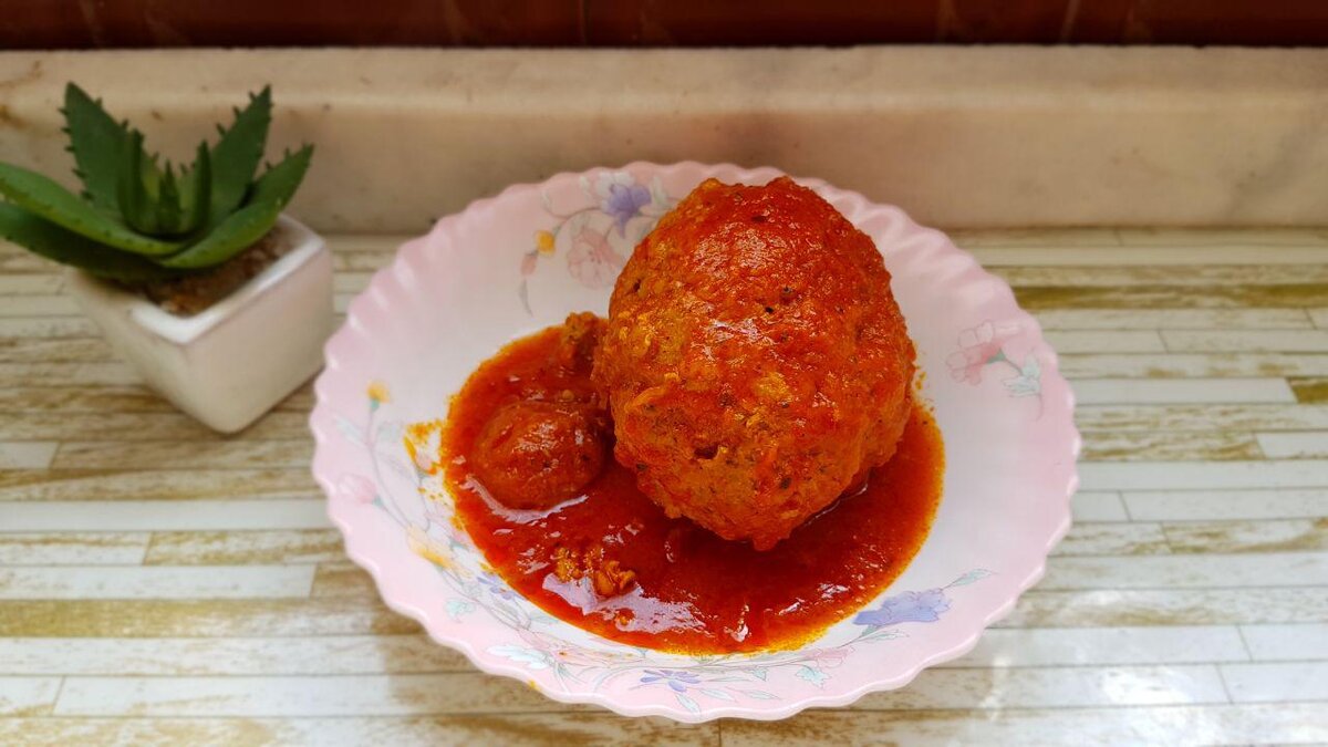 Куфтех Тебризи - одно из самых известных и вкусных блюд провинции Восточный Азербайджан и города Тебриз. Эту вкусную еду готовят практически во всех Тебризских семьях, и если вы отправитесь в этот город на экскурсию, обязательно отведайте эту фрикадельку в ресторанах и насладитесь ее вкусом. 
Как приготовить фрикадельки Тебризи Ингредиенты (на 4-6 человек) Ингредиенты для фрикаделек внутри Ингредиенты для приготовления соуса для фрикаделек Этапы приготовления фрикаделек Тебризи Важные моменты при приготовлении фрикаделек Тебризи 
Как приготовить фрикадельки Тебризи 
Далее мы рассмотрим этапы приготовления этой вкусной фрикадельки. 
Ингредиенты (от 4 до 6 человек) 
Постное мясо бедра: 450 грамм 
Початки: 250 грамм 
Лук-порей или чабер: 200 г 
Куриная грудка без костей: 100 грамм 
Рис: 1 стакан 
Картофель: 1 средний 
Репчатый лук: 2 средних 
Соль, перец и куркума: по мере необходимости 
Ингредиенты для фрикаделек внутри 
Вареные вкрутую куриные яйца: количество тефтелей 
Замоченный чернослив: количество фрикаделек 
Горячий лук: 1 стакан 
Замоченный барбарис: 1 стакан 
Ядра грецких орехов: 1 стакан 
Ингредиенты для приготовления соуса для фрикаделек 
Помидоры: 3 или 4 
Репчатый лук: 2 средних 
Куриный сок: 1 стакан 
Сваренный шафран: 1 стакан 
Соль, перец, куркума: по необходимости 
Замоченный чернослив: по необходимости 
Этапы приготовления фрикаделек Тебризи 
Это вкусное блюдо готовится за семь шагов, которые мы объясним: 
1- Первый этап: 
Замочите рис и нут отдельно накануне вечером. Слейте воду из початков, очистите картофель и готовьте с початками в подходящем количестве воды без соли в течение 30 минут на слабом огне с открытой крышкой, пока картофель полностью не приготовится, а початки почти не приготовятся, затем слейте воду и отложите в сторону. . 
2- Второй этап: 
Залейте рис двумя стаканами воды без соли и с открытой крышкой на огне до тех пор, пока вода не стечет, затем слейте рис и отставьте. 
3- Третий этап: 
Два-три раза измельчить мясо до полного размягчения. Затем дважды измельчите вместе початки и картофель. Куриную грудку измельчить в сыром виде. Отдельно измельчить 2 луковицы и отжать сок. 
После очистки и мытья положите лук-порей и чабер в ситечко до полного слива воды. Затем мелко нарезать. 
4- Четвертый этап: 
В большую миску сначала налейте мясо, посолите и поперчите, затем добавьте измельченный и отжатый лук и месите, пока лук полностью не впитается в мясо. 
Добавьте половину смеси початков и картофеля, половину риса, половину курицы и половину нарезанной зелени, посыпьте ингредиенты небольшим количеством  куркумы и перемешайте смесь до однородного состояния. 
Когда ингредиенты полностью перемешаются, добавьте оставшуюся смесь из початков и картофеля, риса, куриного фарша и овощей и тщательно вымешайте фрикадельки в течение 10-15 минут до получения необходимой консистенции. Замешивая фрикадельки, обязательно вымешивайте тесто равномерно и с одной стороны (чрезмерное схватывание и раздавливание ингредиентов приведет к их распаду). Замесив ингредиенты, оставьте их в холодильнике на 15 минут. 
5- Шаг 5 (приготовление соуса): 
Налейте немного масла в большую просторную кастрюлю и подождите, пока масло немного нагреется. Лук нашинковать и обжарить с небольшим количеством куркумы до золотистого цвета. Измельчите помидоры в пюре и после обжарки добавьте лук, соль и перец. Увеличьте огонь, чтобы слить томатный сок (на этом этапе добавьте в кастрюлю 1 стакан куриного бульона и 2 стакана воды). Держите огонь на сильном огне, пока вода в соусе не закипит, затем добавьте шафран в соус, уменьшите огонь под кастрюлей и закройте крышку кастрюли, чтобы соус загустел. 
6- Шаг 6: 
Достаньте фрикадельки из холодильника и, убедившись, что они сцеплены, возьмите апельсин среднего размера из фрикаделек и немного сожмите их в руке, чтобы при избытке воды вы могли превратить фрикадельки в апельсины и порезать их средним пальцем. Надавите и слегка поверните пальцы, чтобы немного приоткрыть отверстие, яйцо вкрутую, немного пропитанного барбариса, тушеную сливу и несколько ядер грецких орехов в середине фрикаделек, снова несколько фрикаделек на отверстии Положите продукт и скатайте фрикадельки вручную и осторожно надавите между руками, пока они не станут полностью твердыми (это предотвратит разрушение фрикаделек во время приготовления). 
7- Шаг 7: 
Снимите крышку кастрюли соуса и слегка увеличьте огонь, пока соус не закипит. Затем поместите фрикадельки на расстоянии не менее одного сантиметра друг от друга в кипящий соус и полейте фрикадельки ложкой. Повторите это несколько раз, чтобы на поверхности фрикаделек оставалось немного соуса. 
Посыпьте фрикадельки черным перцем, накройте кастрюлю крышкой и уменьшите огонь под кастрюлей. 
На то, чтобы полностью приготовить тефтели, нужно около 1 часа. За это время несколько раз посетите фрикадельки, чтобы убедиться, что количество воды одинаково, и каждый раз поливайте фрикадельки несколькими ложками соуса для фрикаделек, чтобы они не высыхали и не делали их более красочными. Затем выложите тефтели в подходящую посуду и подавайте с хлебом. Приятного аппетита! 
Важные моменты приготовления фрикаделек Тебризи 
1- Чтобы приготовить тефтели большего размера, вы можете использовать миску желаемого размера. Таким образом, слегка смочите дно миски и распределите по нему половину желаемого количества дрожжей для фрикаделек, поместите средние ингредиенты на сплющенные дрожжи и поместите вторую половину дрожжей на ингредиенты. Положите ладонь одной руки на материал, а другой переверните миску. Тефтели удобно ложатся в ладонь. Затем скрепите обе части фрикаделек вместе и сделайте тефтели сферическими. 
2- Когда фрикадельки должны быть приготовлены в камере, обычно все ингредиенты превращаются в одну или две большие фрикадельки, а внутренняя часть фрикаделек заполнена вареными яйцами и другими ингредиентами, в зависимости от количества людей. 
3- Чтобы фрикадельки не открывались, некоторые люди кладут их отдельно и плотно в тонкую, чистую и гигиеническую сетку и кладут в соус. 
4- Готовятся другие виды фрикаделек Тебризи (с тем же способом приготовления, но с небольшим изменением метода подачи), которые известны под другими названиями. Среди них можно отметить рогатые пельмени или пельмени с курицей (Тойухские пельмени), пельмени Моала (пельмени Арбаб) и .. 
5- Причина, по которой много раз подчеркивалось, что готовить все ингредиенты без соли, заключается в том, что количество соли не выпадает из ваших рук, а фрикадельки не становятся солеными или солеными. Все ингредиенты лучше готовить без соли и добавлять соль при замешивании фрикаделек. Для этого количества ингредиентов в сбалансированном виде достаточно 2 столовых ложек соли. (Указанная сумма предназначена как для соуса для фрикаделек, так и для соуса для фрикаделек) 
6. Мясо, которое вы используете для фрикаделек Тебризи, лучше, чем смесь баранины с бедрами и филе говядины. Жир и тепло баранины, а также холодность и консистенция говядины делают тефтели сухими и вкусными. Только убедитесь, что мясо не слишком жирное. 
7. Лучше, чтобы соотношение лука-порея и чабера было таким, чтобы вкус лука-порея был доминирующим, то есть около 70% лука-порея и 30% чабера. 
8- Фрикадельки сами по себе медленные и тяжелые и могут вызвать дискомфорт для чувствительного желудка. Вы можете удалить яйца внутри фрикаделек, чтобы уменьшить их вес для чувствительных людей или детей. 
9. Вместо этого количества помидоров вы можете использовать 3 столовые ложки томатной пасты для приготовления соуса для фрикаделек Тебризи. В этом случае учитывайте меньшее количество соли в фрикадельках и полностью удалите соль из соуса. 
10. Рекомендуется есть эту пищу со свежим сангакским хлебом, овощами, пахтой и солеными огурцами. 
11- Почему мои фрикадельки уходят? Дисбаланс сырья, полное приготовление кочерыжек, чрезмерное количество кочерыжек, чрезмерный жир мяса, неправильные фрикадельки, жидкий соус с низким содержанием и низкая температура соуса при добавлении фрикаделек в соус. 
Кроме того, использование большого количества картофеля снизит вероятность выпадения фрикаделек! Обязательно измельчите картофель с нутом. Если измельчить картофель в одиночку, он станет эластичным, что нарушит сцепление и сцепление материала. 
Чтобы ингредиенты легко проходили через мясорубку и не прилипали к стенкам мясорубки, перед измельчением посыпьте их немного черным перцем. Мой перевод низкий)