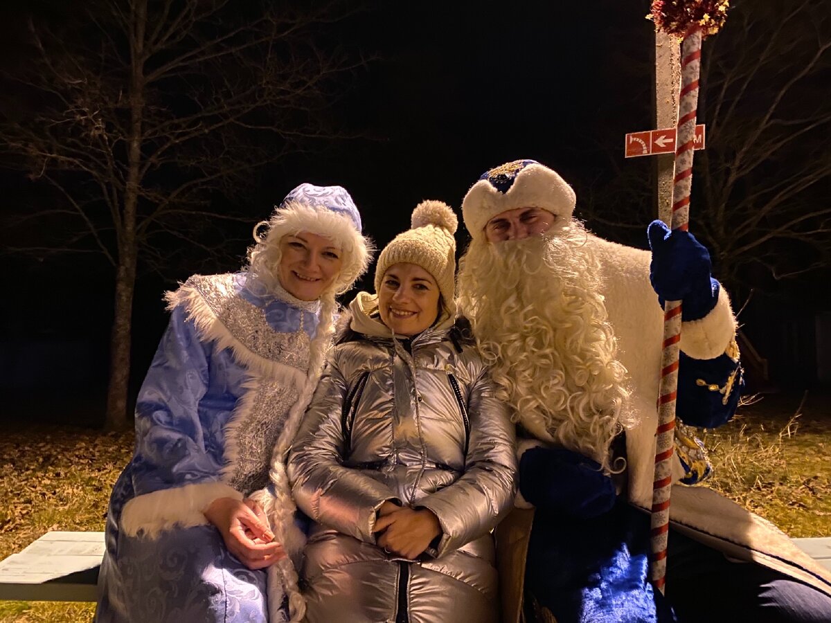 У нас были даже свои  Дед Мороз и Снегурочка. Фото автора.