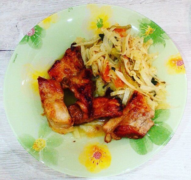 Свиные ребрышки с тушеной капустой 