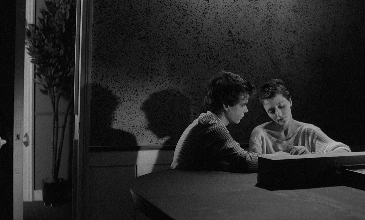 девушка встречает. встреча с любимым. парень и девушка на вокзале. парень встречает девушку фильм 1984. парень встретил девушку.