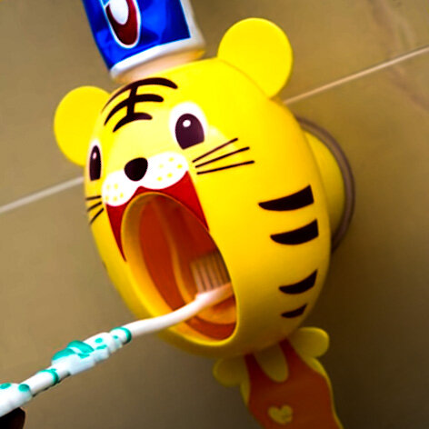 Дозатор для зубной пасты с забавными рожицами.