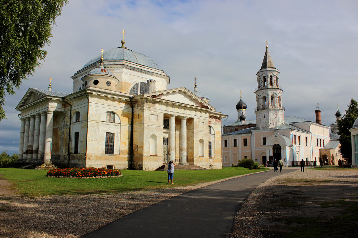 Борисоглебский собор и Введенская церковь