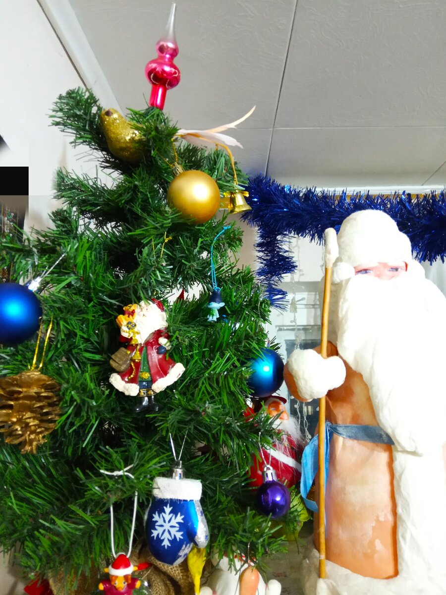 Вот такая у нас в этом году маленькая ёлочка 🎄 И советский Дедушка Мороз 🎅 Куда же без него))