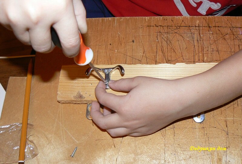 Мужчина должен уметь гвоздь забить, шуруп закрутить.