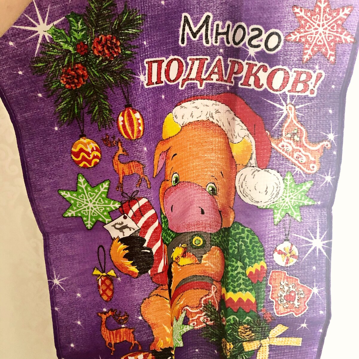 Тут мне полотенце кухонное подарили. При том, что у меня белая кухня и я пользуюсь только белыми полотенцами