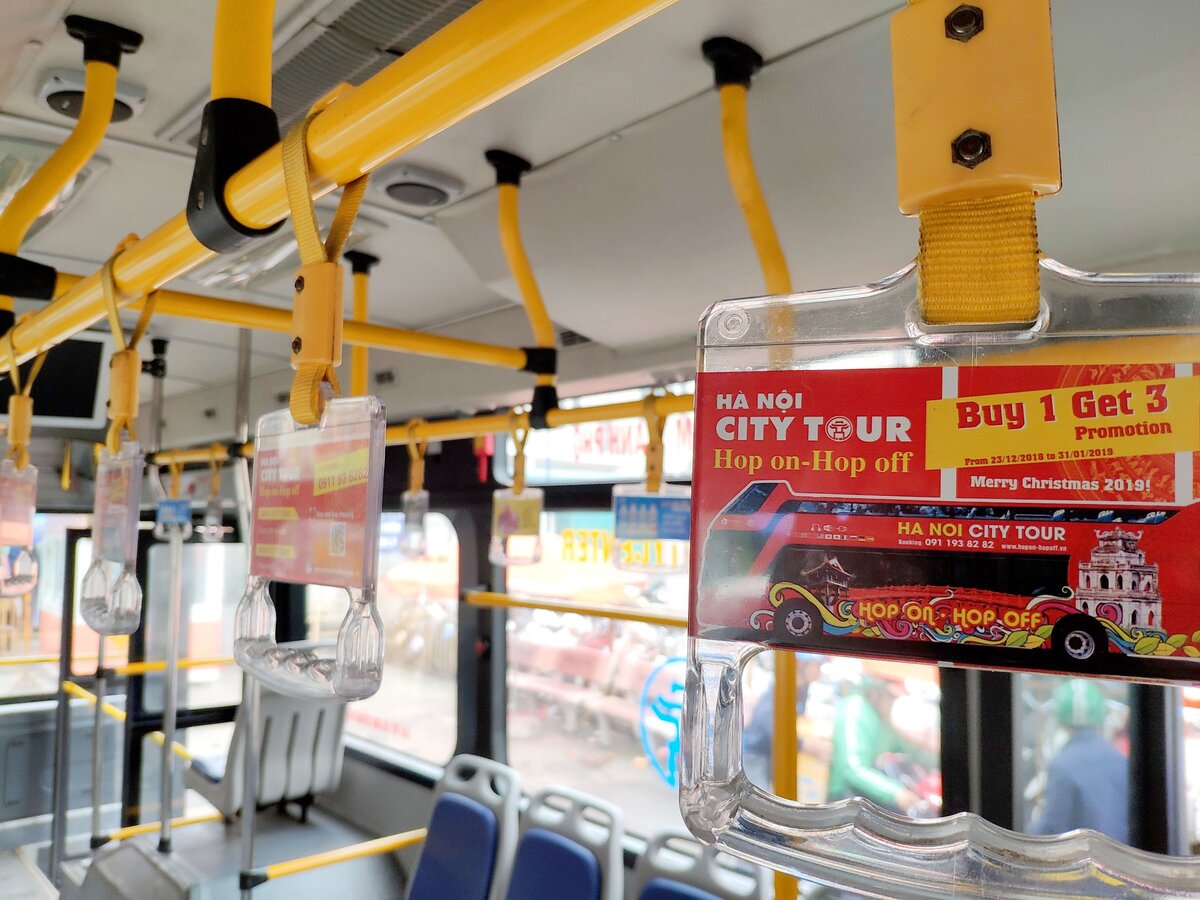 В автобусе очень чисто и комфортно. Кондиционер шпарит на полную катушку.