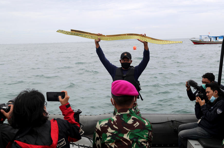 Обломки на предполагаемом месте крушения самолета в Индонезии (Фото - EPA - Bagus Indahono) (3)
