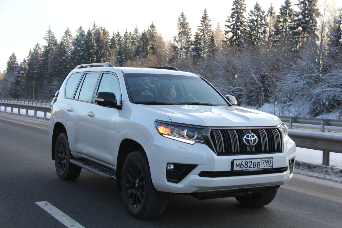 Toyota Land Cruiser Prado на ходу еще "огонь", но все-таки по внешнему виду за последнее время не сильно изменился. 