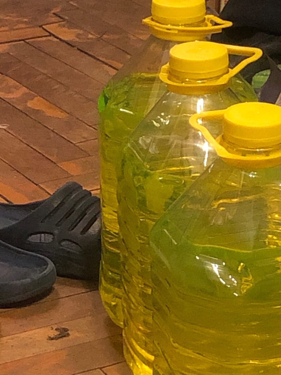 Омывающая жидкость по 90 рублей за 5 литров с температурным режимом -30 градусов по Цельсию.