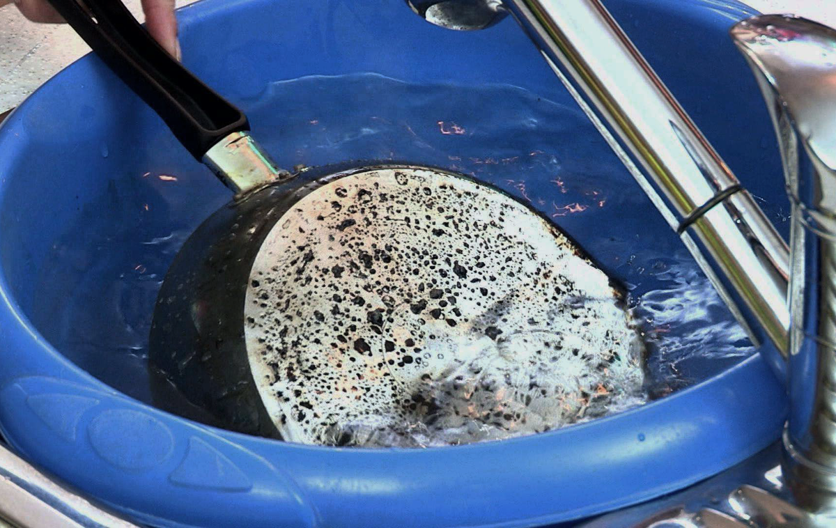 Легкий нагар на сковороде. Можно избавиться от любого, даже самого толстого