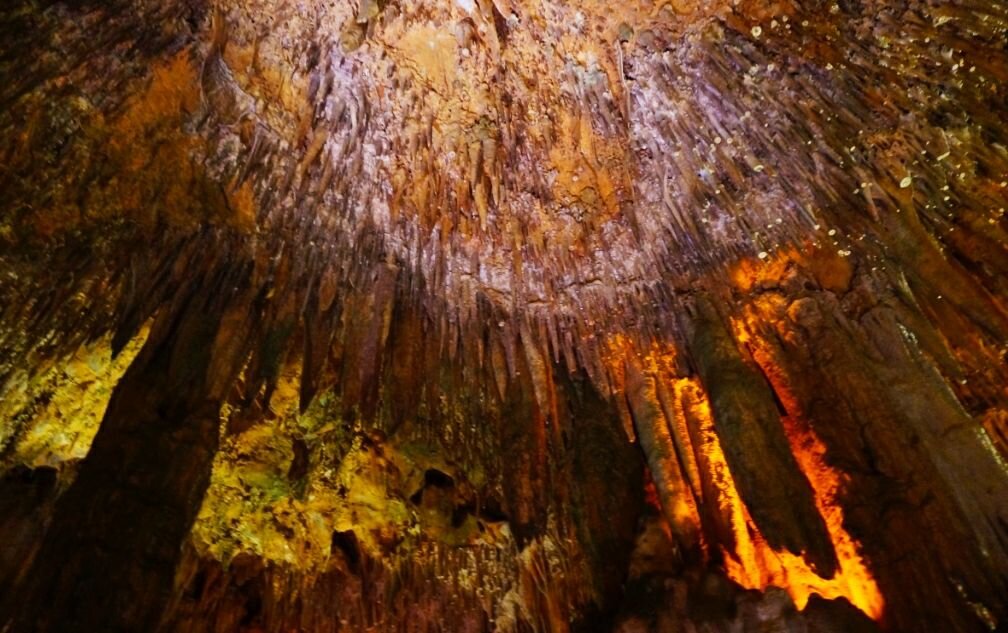 В центре Алании у подножия крепости Клеопатры  в ста метрах от берега находится сказочное, созданное природой, место, Пещера Дамлаташ, что переводится как «камень в каплях» или «пещера мокрых камней», случайно обнаружена  в середине прошлого столетия, и на сегодняшний день является одной из главных достопримечательностей Аланьи.