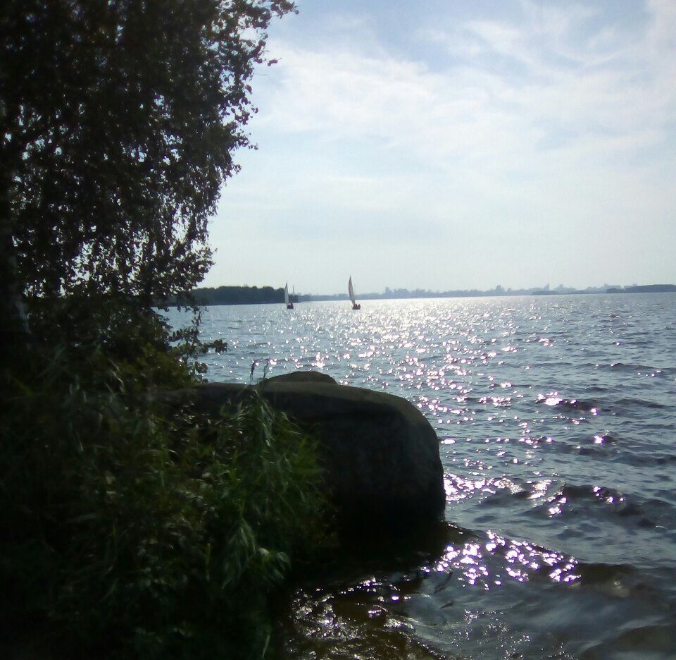 Яхты вдалеке, вид с острова 