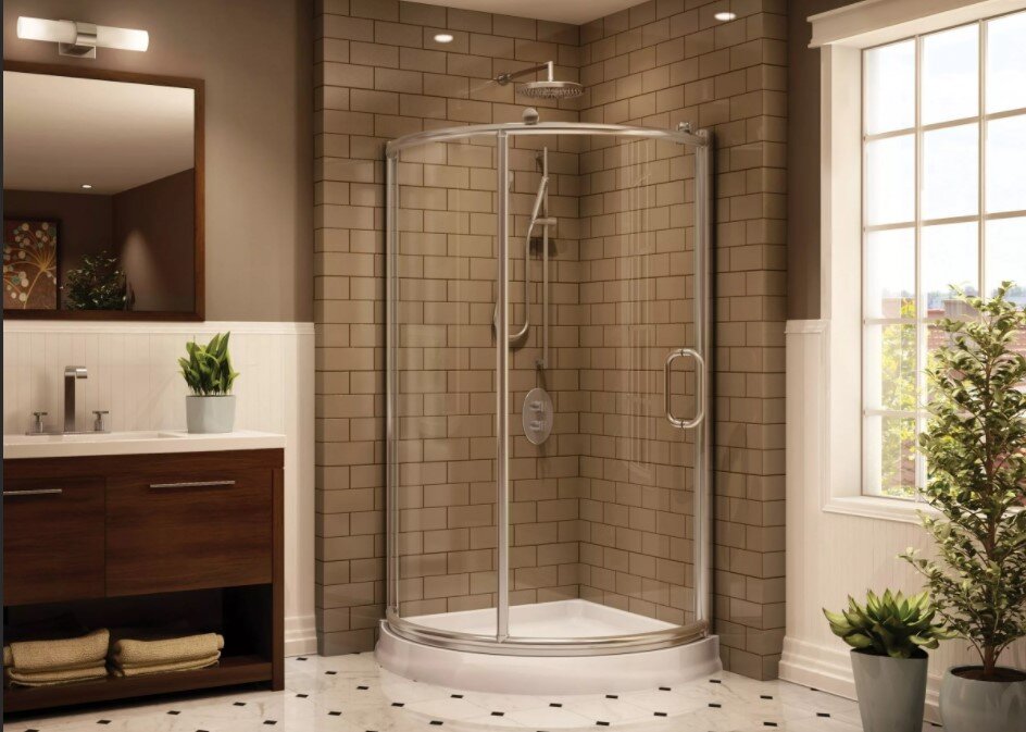 Душевая кабина со стеклянной раздвижной дверью в интерьере