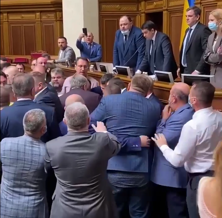 В Раде идет потасовка, скриншот "Страна"