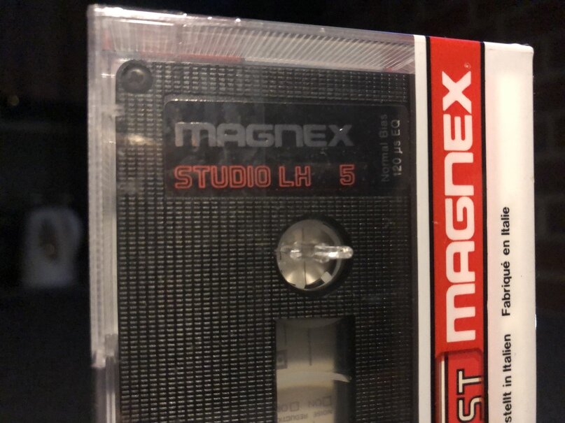 На одной стороне удобно записать послание бывшей как вы её ненавидите, а на второй как вы хотите к ней вернуться. Она, в зависимости от настроения будет слушать строну А или В. 