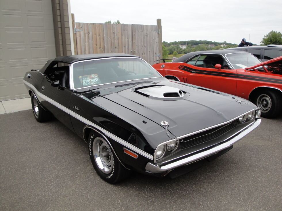 Dodge Challenger 1970 года. Этот культовый автомобиль был конкурентом таких монстров как Chrysler Camaro или Ford Mustang. Да, оставлять без присмотра такую красавицу никак нельзя, особенно на парковках без оборудования