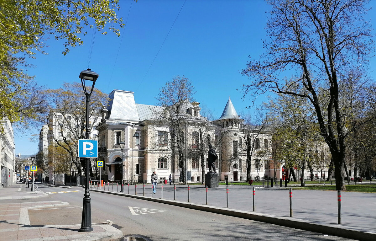 Особняк чаеторговцев Высоцких (переулок Огородная Слобода, д. 6). До 1922 года переулок назывался Чудовский, в 1922—1934 - Фокин, в 1933—1994 - Стопани.