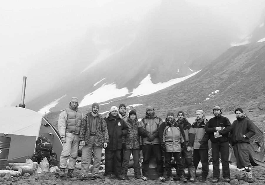 Лагерь экспедиции на мысе Ниль. Если не ошибаюсь, Олег Продан на фотографии пятый справа