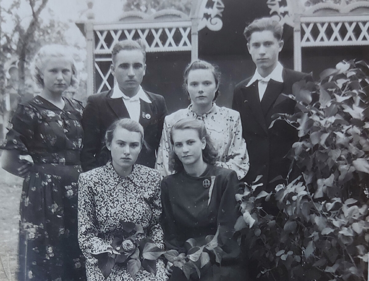 Выпускники 10 класса 1953 года, крайняя слева моя мама