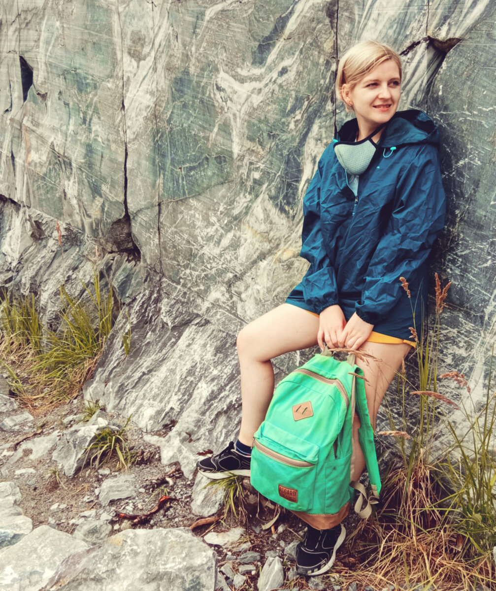 Я здесь почти как школьница, с рюкзаком)