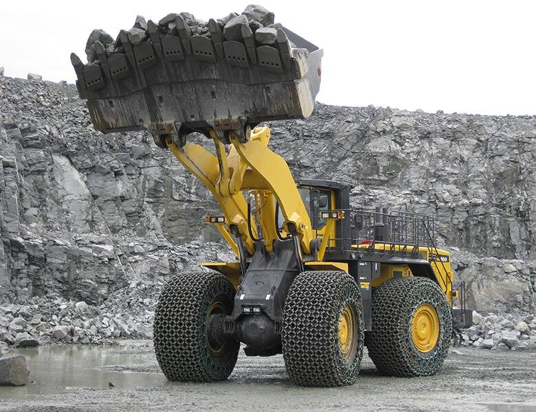 Komatsu WA900 - монстр с ковшом в 13 кубометров и объемом бака 1500 литров